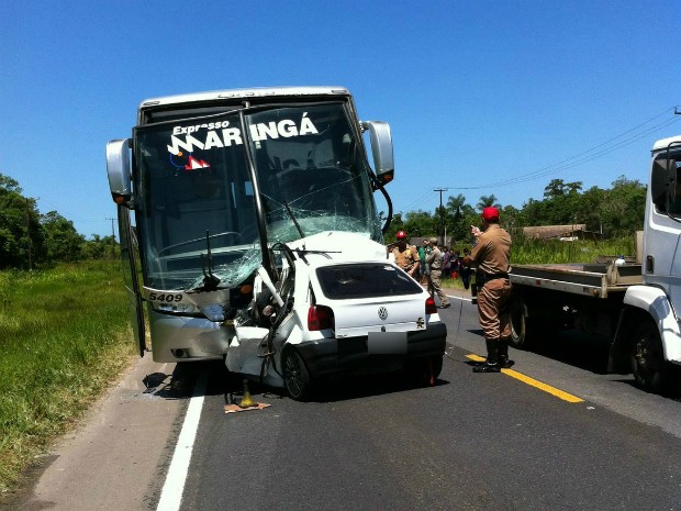 Gol bateu de frente com o ônibus (Foto: Divulgação / Polícia Rodoviária Estadual)