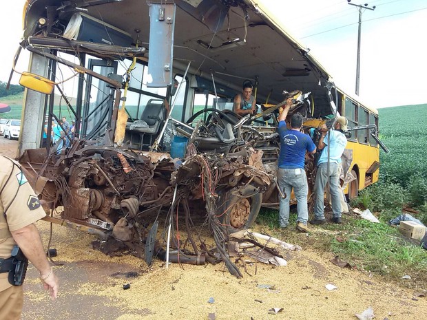 Um dos ônibus ficou totalmente destruído (Foto: Gesli Franco / RPC )