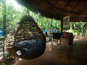 'Lounge na Selva' levou um ano para ser construído e conta com materiais reaproveitados e do próprio local (Foto: Parque das Aves / Divulgação)