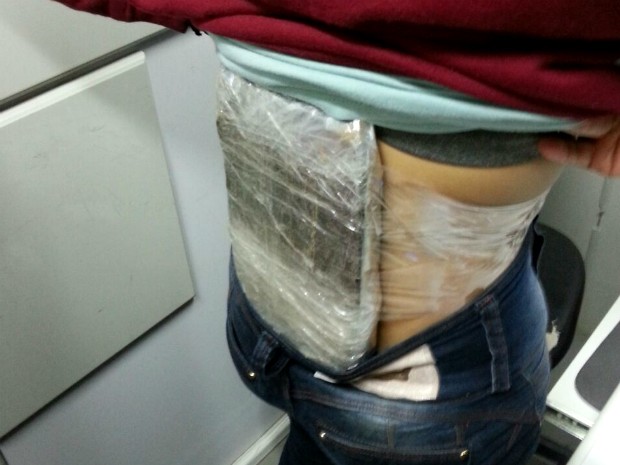 Flagrante foi feito na noite de terça (15) durante a abordagem a um ônibus que seguia de Foz do Iguaçu para Ponta Grossa (PR) (Foto: PRF / Divulgação) Flagrante foi feito na noite de terça (15) durante a abordagem a um ônibus que seguia de Foz do Iguaçu para Ponta Grossa (PR) (Foto: PRF / Divulgação)