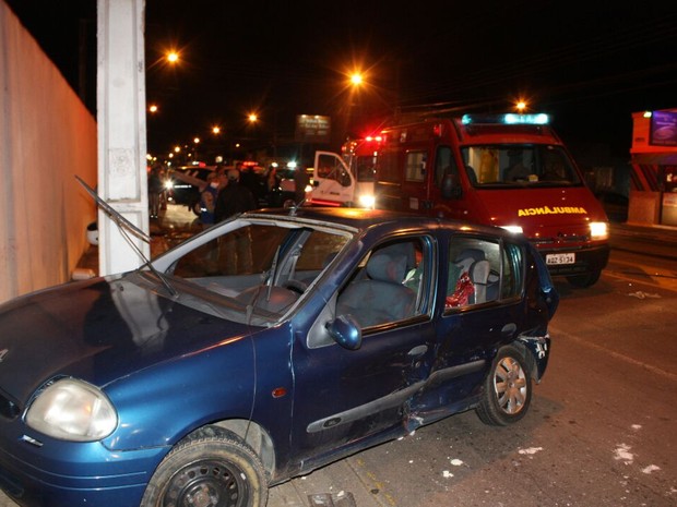 Mulher e adolescente se feriram no acidente (Foto: Igor Rugilo)