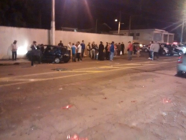 Acidente aconteceu na noite de sábado (14), em Ponta Grossa (Foto: Lucas Gustavo Stefaniak) Acidente aconteceu na noite de sábado (14), em Ponta Grossa (Foto: Lucas Gustavo Stefaniak)
