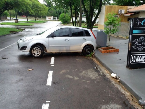 Carro foi arrastado por cerca de dez metros durante temporal em Cianorte (Foto: Luiz Carlos Carvalho /RPC)