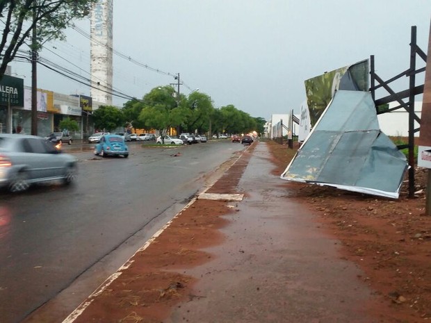 Devido a força dos ventos, outdoor caiu sobre calçada em Cianorte (Foto: Luiz Carlos Carvalho /RPC)