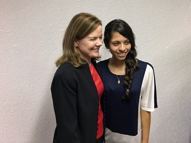 Ana Júlia posou para fotografias ao lado de parlamentares no Senado (Foto: Gustavo Garcia / G1)