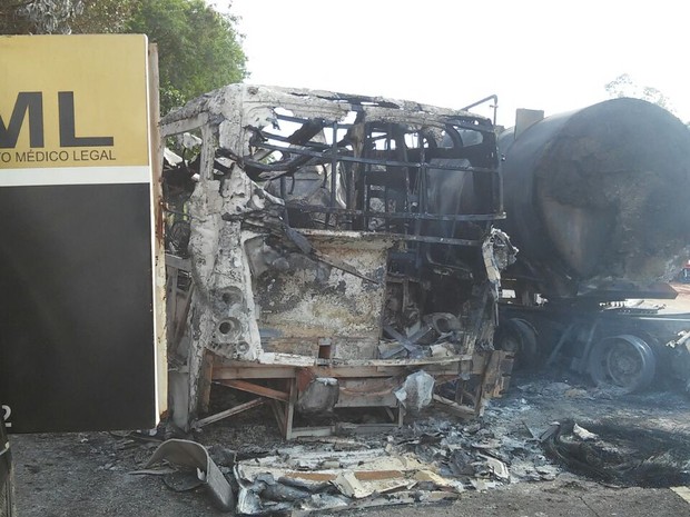 Polícia Rodoviária Estadual ainda não sabe qual foi a causa do acidente na PR-323, em Cafezal do sul (Foto: Rogério Pinheiro/RPC) Polícia Rodoviária Estadual ainda não sabe qual foi a causa do acidente na PR-323, em Cafezal do sul (Foto: Rogério Pinheiro/RPC)