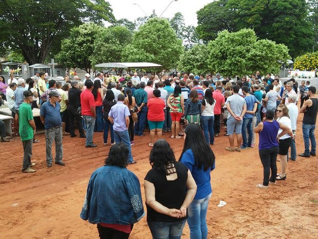 Corpos foram enterrados no Cemitério Municipal de Altônia (Foto: Rogério Pinheiro/RPC)