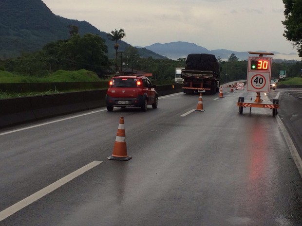 Afundamento de pista causa interdição na BR-376 (Foto: Divulgação/Autopista Litoral Sul )