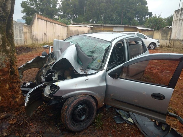 Seis pessoas estavam no carro, que bateu contra uma árvore (Foto: Élio Kohut/Rádio Najuá)