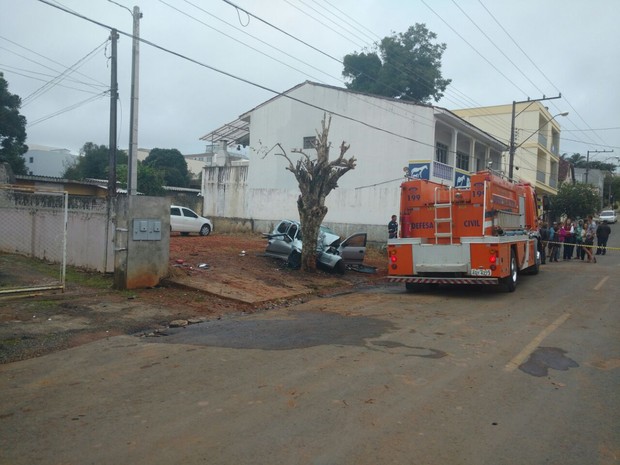 Duas pessoas morreram no acidente (Foto: Élio Kohut/Rádio Najuá)